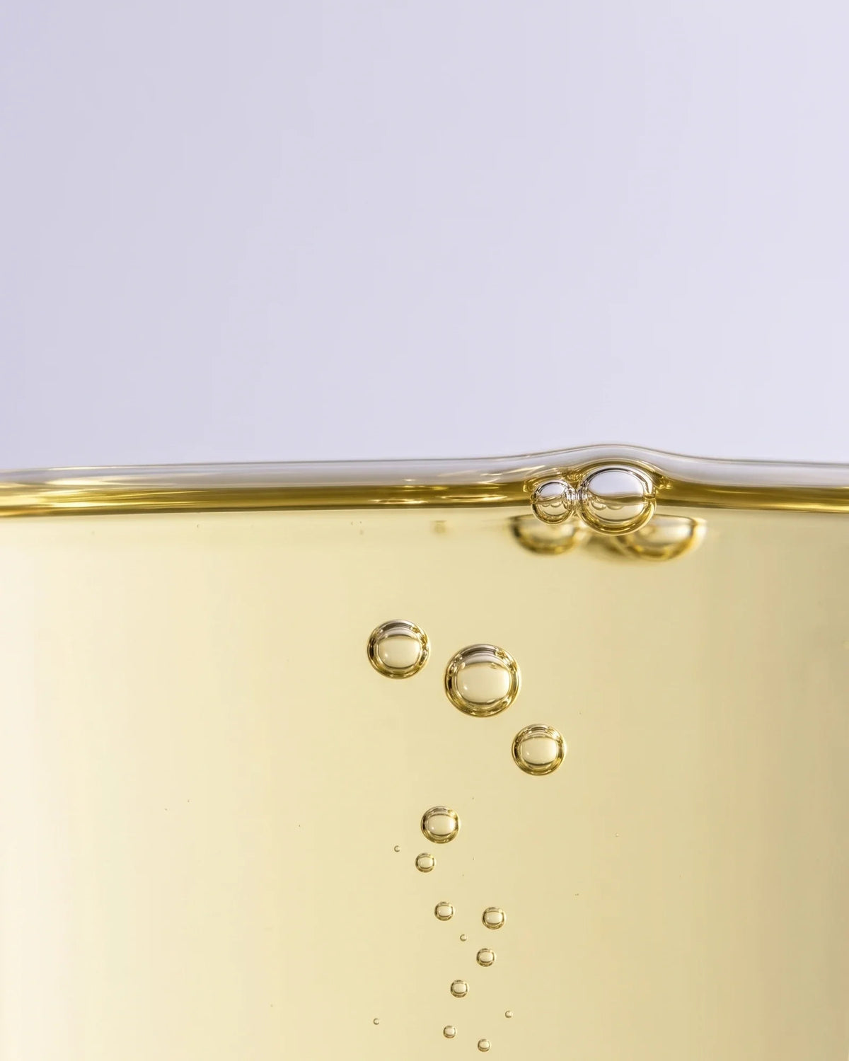 Calm 49 % marulaolieserum – tekstur: klar, lysegylden marulaolie med små stigende bobler