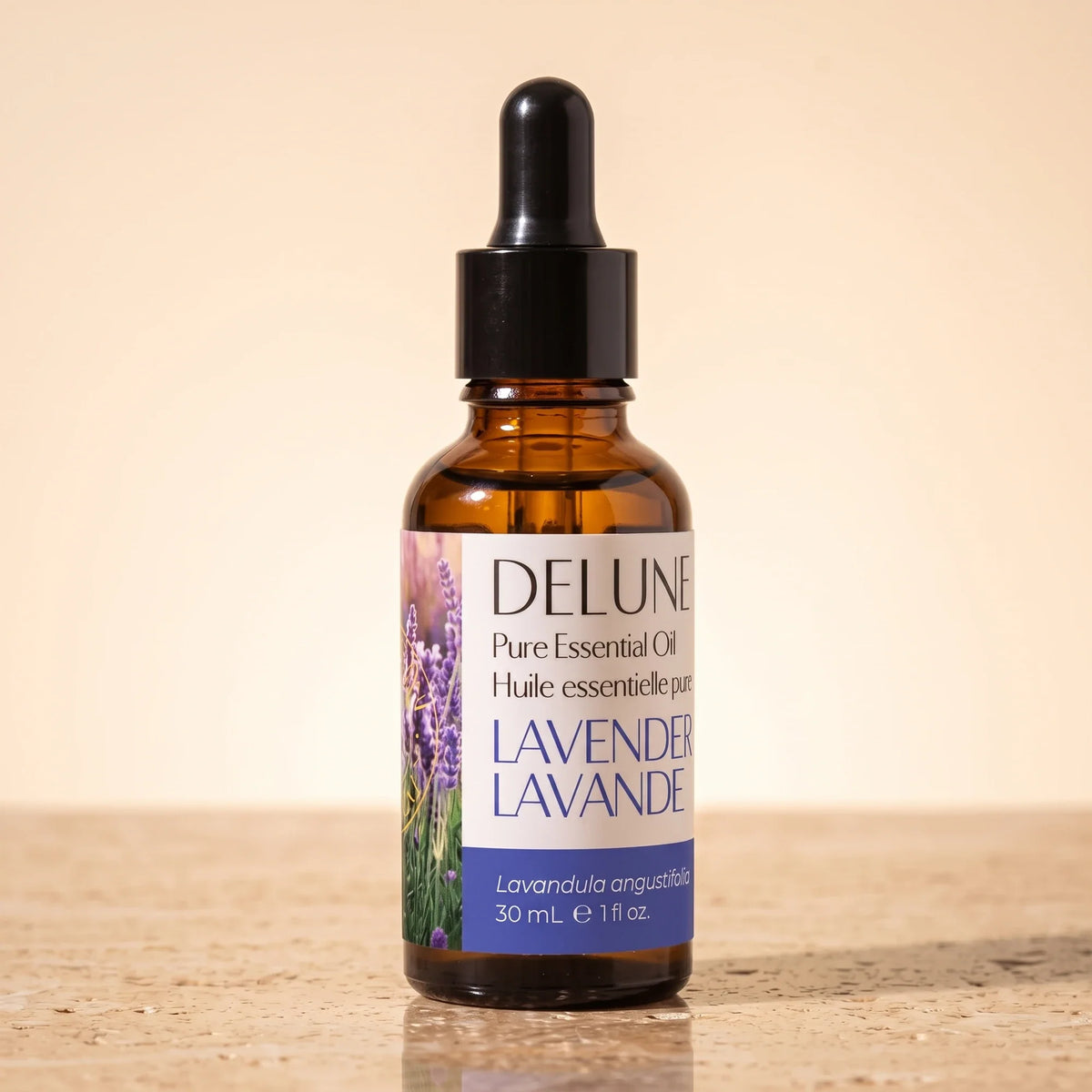 Delune Bulgarsk lavendel – ren æterisk olie, 30 ml ravfarvet pipetteflaske på varm travertin