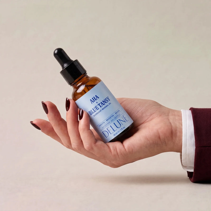 Delune AHA + Blue Tansy natolie til fornyelse i en åben hånd