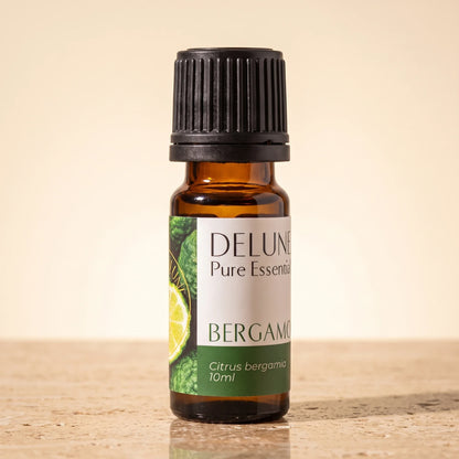 Delune Bergamot – ren æterisk olie, 10 ml ravfarvet glasflaske på varm travertin