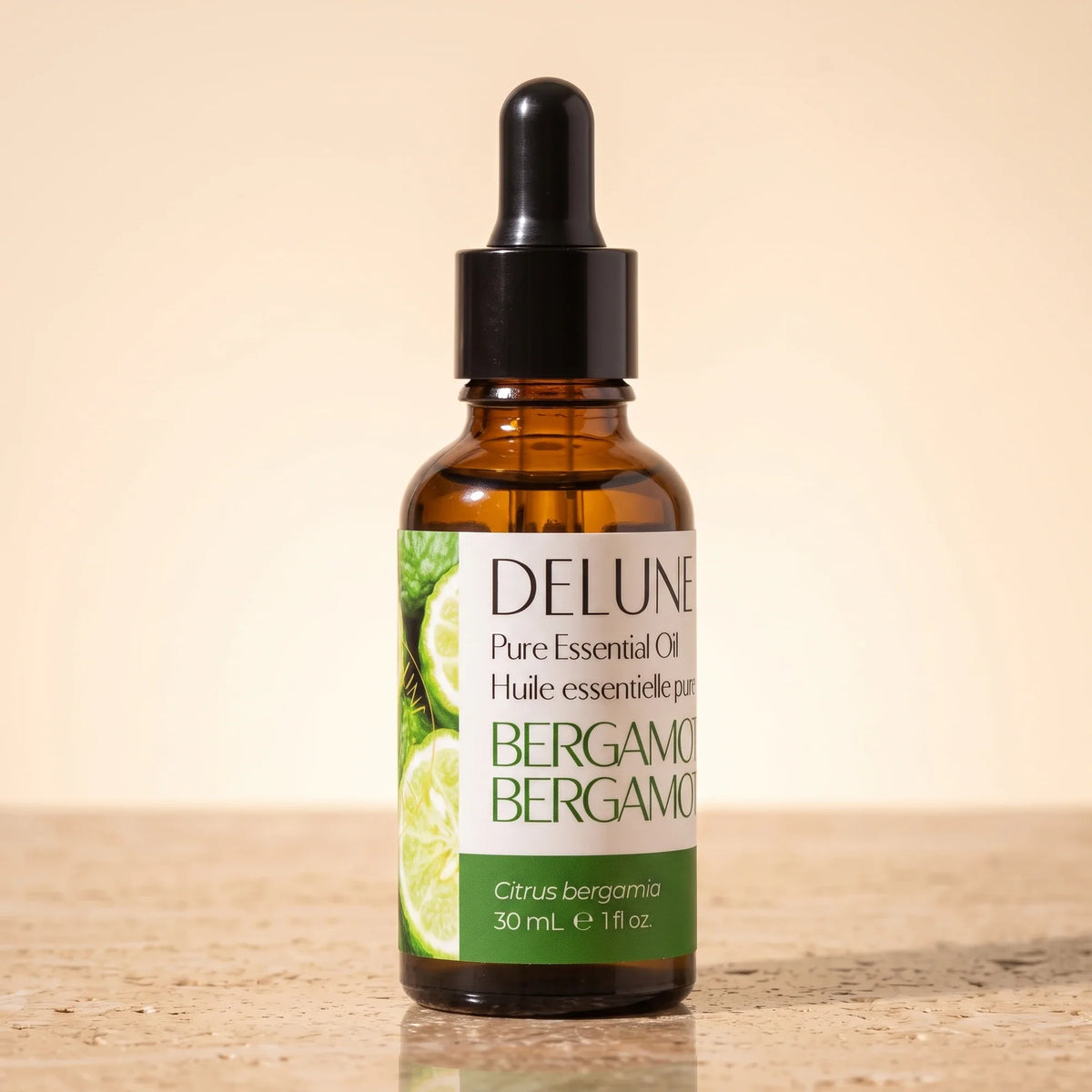 Delune Bergamot – ren æterisk olie, 30 ml ravfarvet pipetteflaske på varm travertin