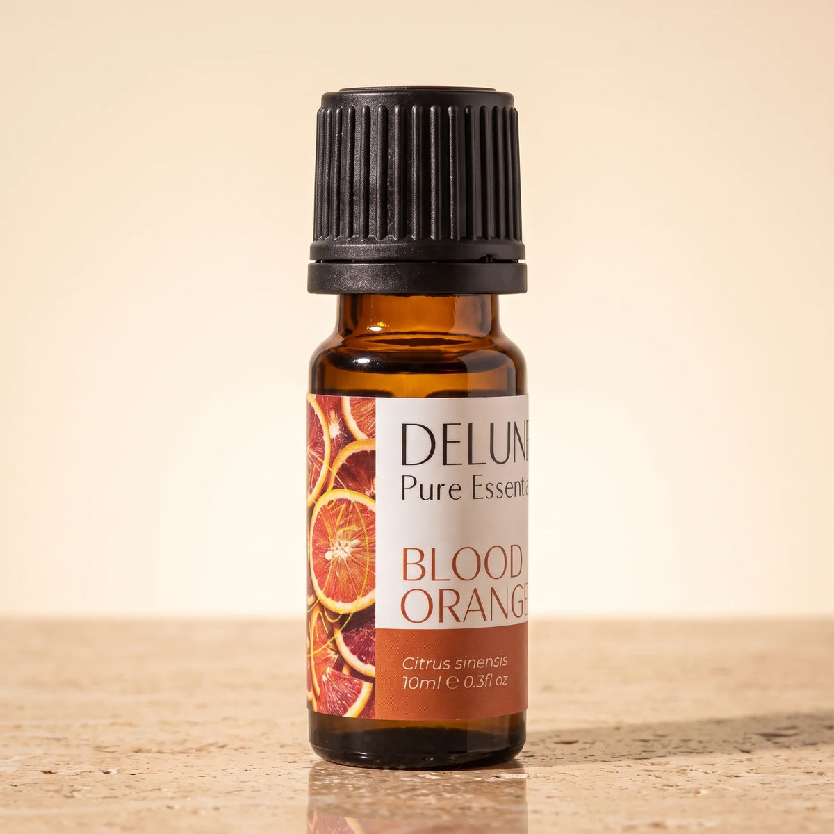 Delune Blodappelsin – ren æterisk olie, 10 ml ravfarvet glasflaske på varm travertin