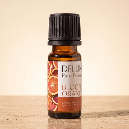Delune Blodappelsin – ren æterisk olie, 10 ml ravfarvet glasflaske på varm travertin