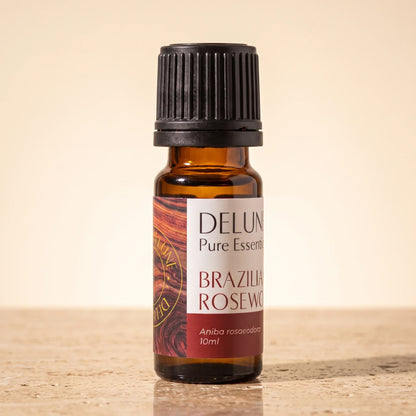 Delune Brasiliansk rosentræ – ren æterisk olie, 10 ml ravfarvet glasflaske på varm travertin