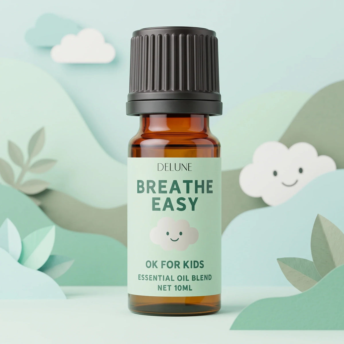 Delune Breathe Easy (OK for Kids) – æterisk olie, 10 ml ravfarvet flaske i en mintgrøn papirverden med en smilende papirsky