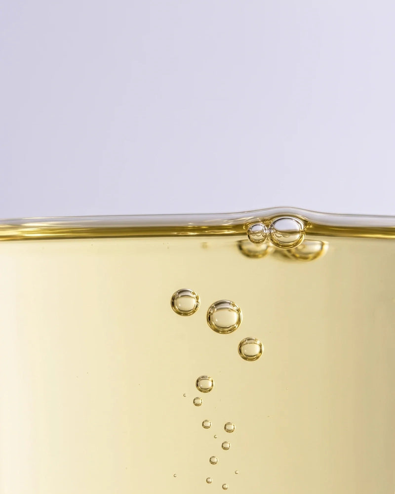 Calm 49 % marulaolieserum – tekstur: klar, lysegylden marulaolie med små stigende bobler