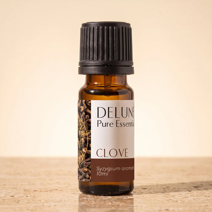 Delune Nellike – ren æterisk olie, 10 ml ravfarvet glasflaske på varm travertin
