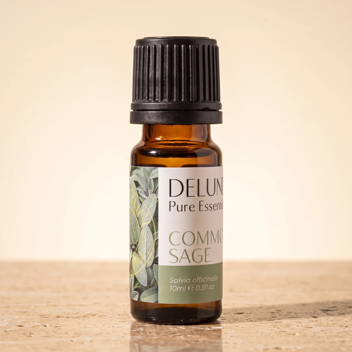 Delune Salvie – ren æterisk olie, 10 ml ravfarvet glasflaske på varm travertin
