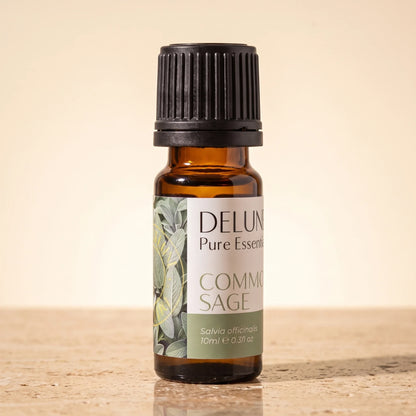 Delune Salvie – ren æterisk olie, 10 ml ravfarvet glasflaske på varm travertin