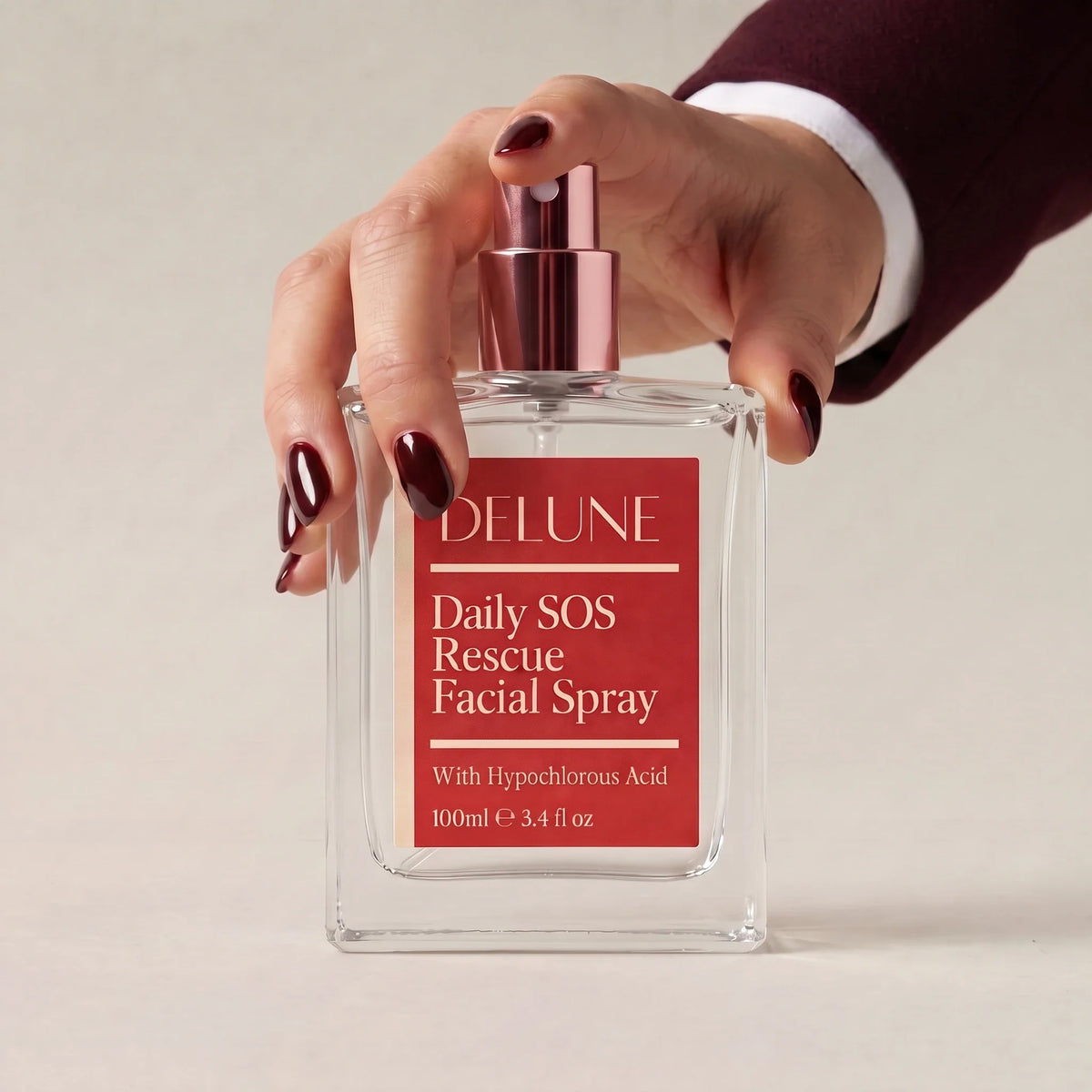 Hånd med Delune Daily SOS ansigtsspray med hypoklorsyre