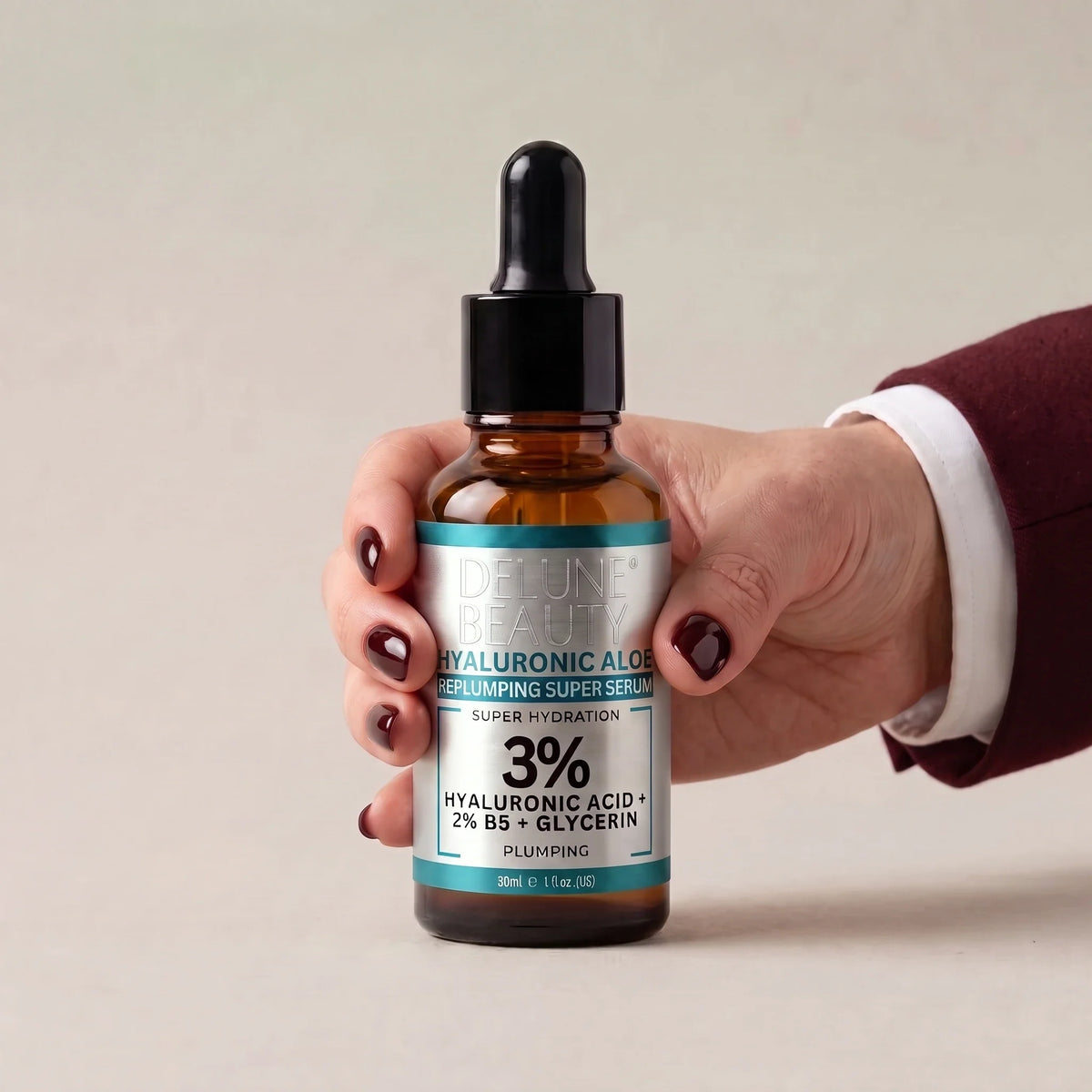 Hånd med Delune Hyaluronic Aloe B5 – ansigtsserum