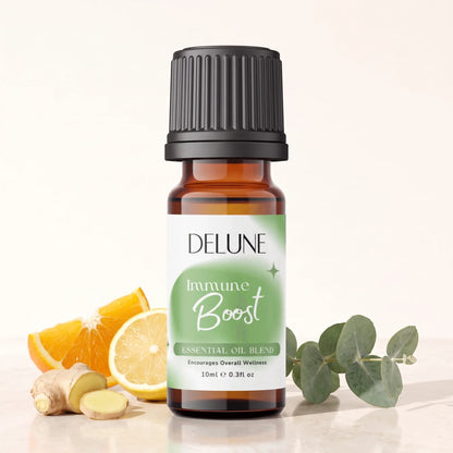 Delune Immune Boost – blanding af æteriske olier, 10 ml ravfarvet glasflaske med frisk appelsin, citron, ingefærrod og eukalyptus