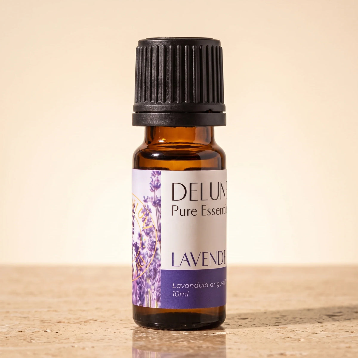Delune Fransk lavendel – ren æterisk olie, 10 ml ravfarvet glasflaske på varm travertin