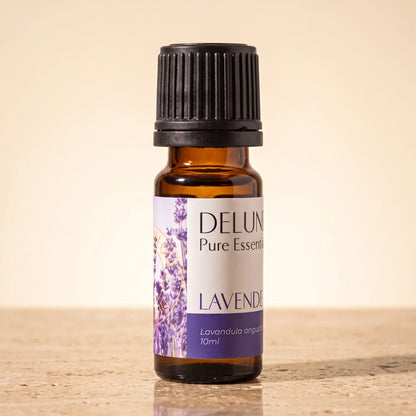 Delune Fransk lavendel – ren æterisk olie, 10 ml ravfarvet glasflaske på varm travertin