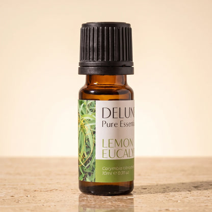 Delune Citroneukalyptus – ren æterisk olie, 10 ml ravfarvet glasflaske på varm travertin