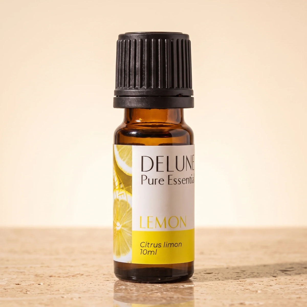 Delune Citron – ren æterisk olie, 10 ml ravfarvet glasflaske på varm travertin