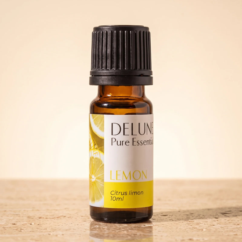 Delune Citron – ren æterisk olie, 10 ml ravfarvet glasflaske på varm travertin