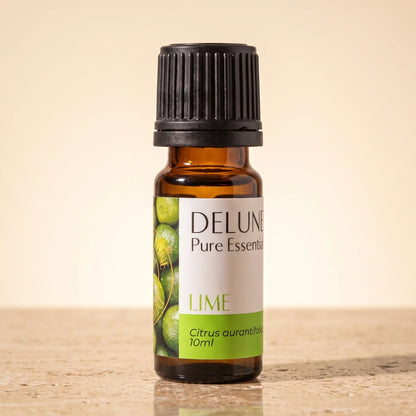 Delune Lime – ren æterisk olie, 10 ml ravfarvet glasflaske på varm travertin