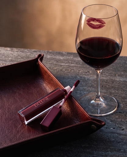 Delune LuxMatte i Cabernet Kiss med et glas cabernet