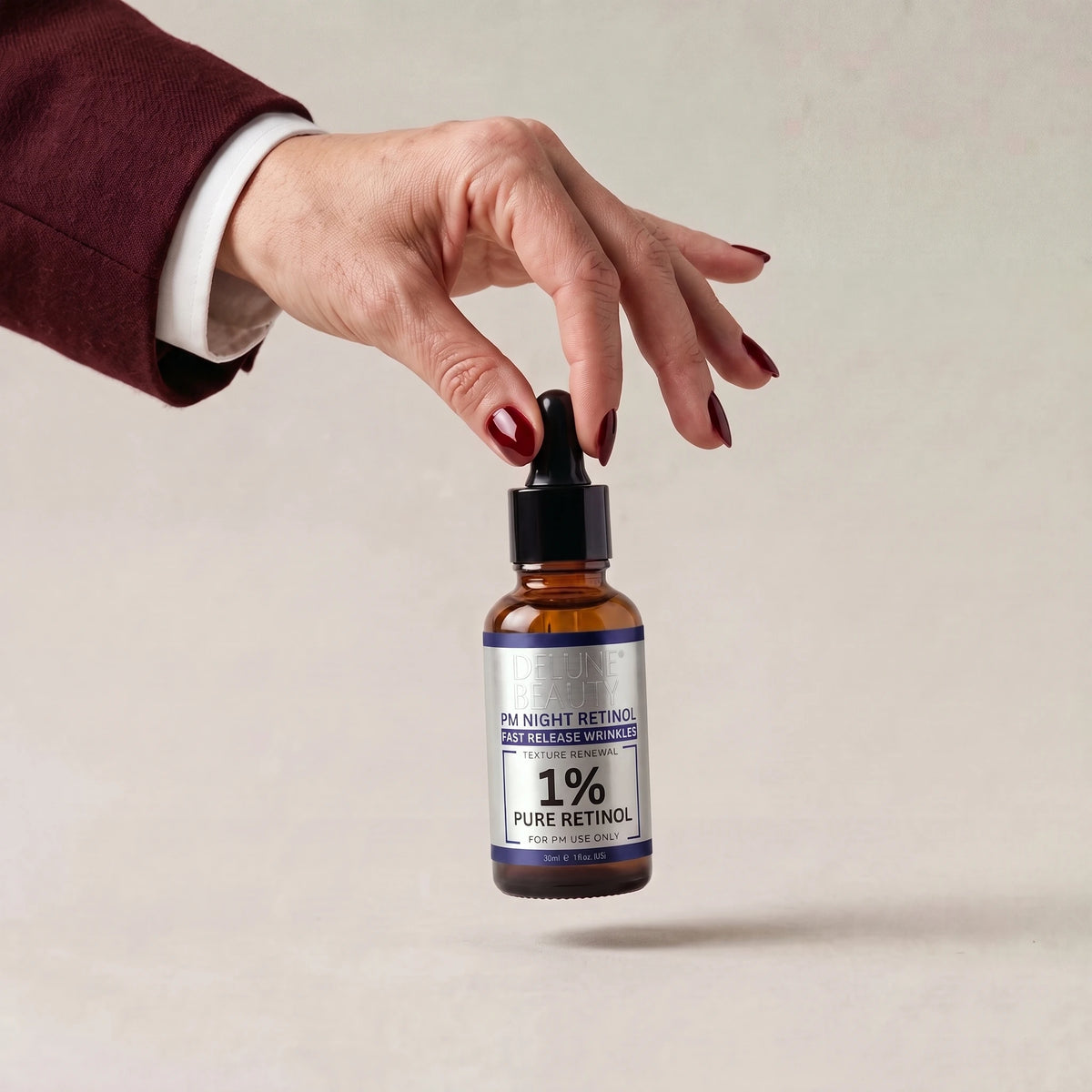 Hånd, der løfter Delune Beauty PM Night Retinol Power Serum