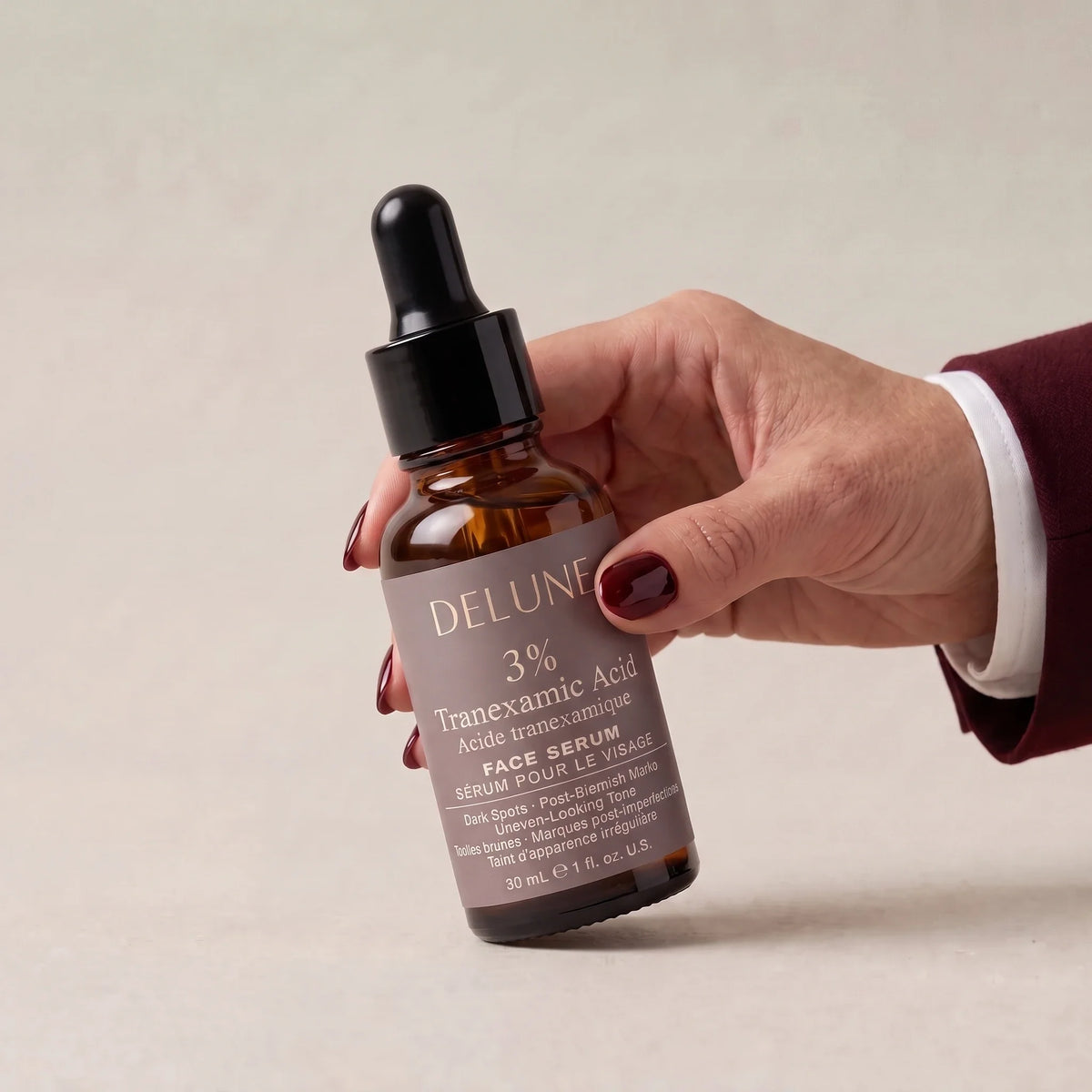 Hånd med Delune Serum med 3 % tranexamsyre