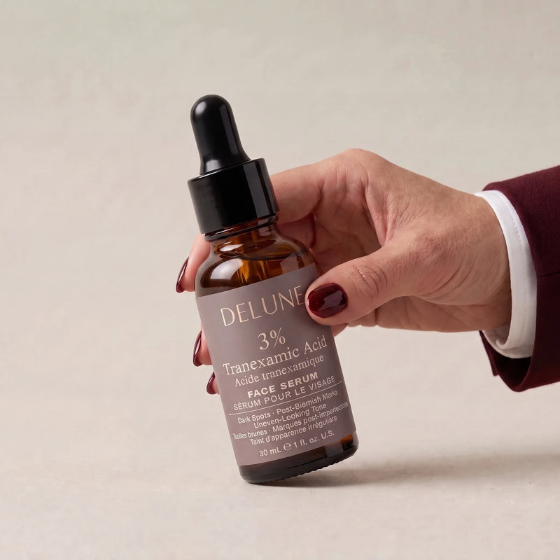 Hånd med Delune Serum med 3 % tranexamsyre