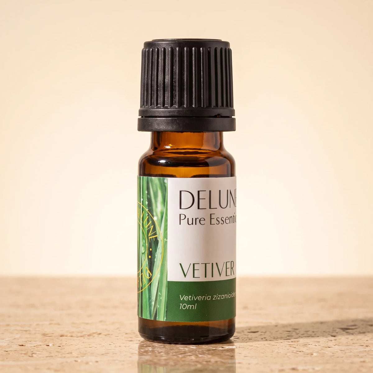 Vetiver – ren æterisk olie fra Delune i 10 ml ravfarvet glasflaske på varm travertin