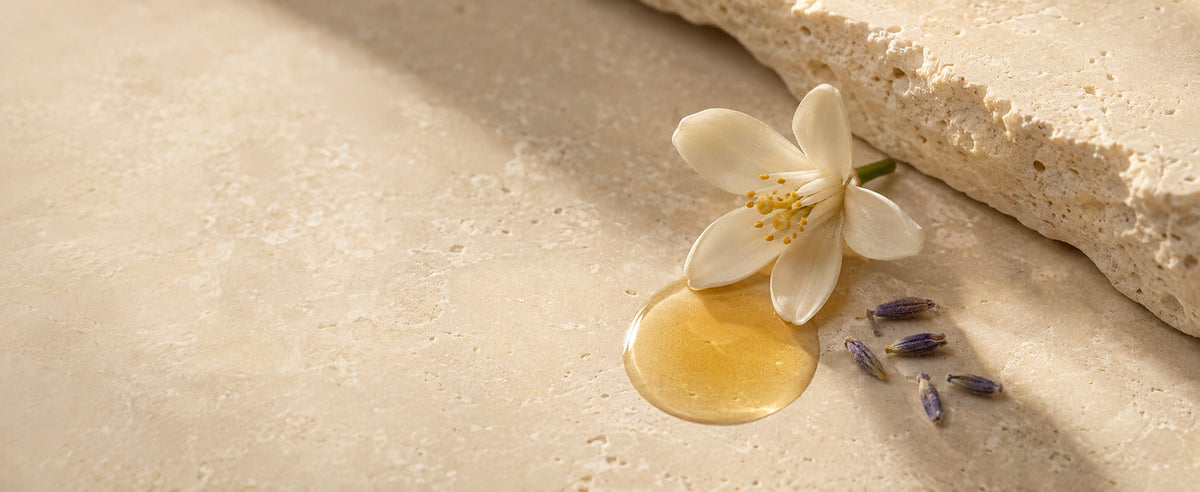 Floral Squalane – ansigtsolie med neroli og lavendel på varm travertin