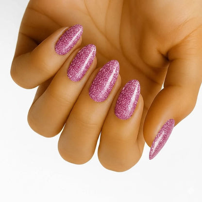 Glitter Bug (neglefolier uden UV): nærbillede af mandelformede negle med funklende pink glitter