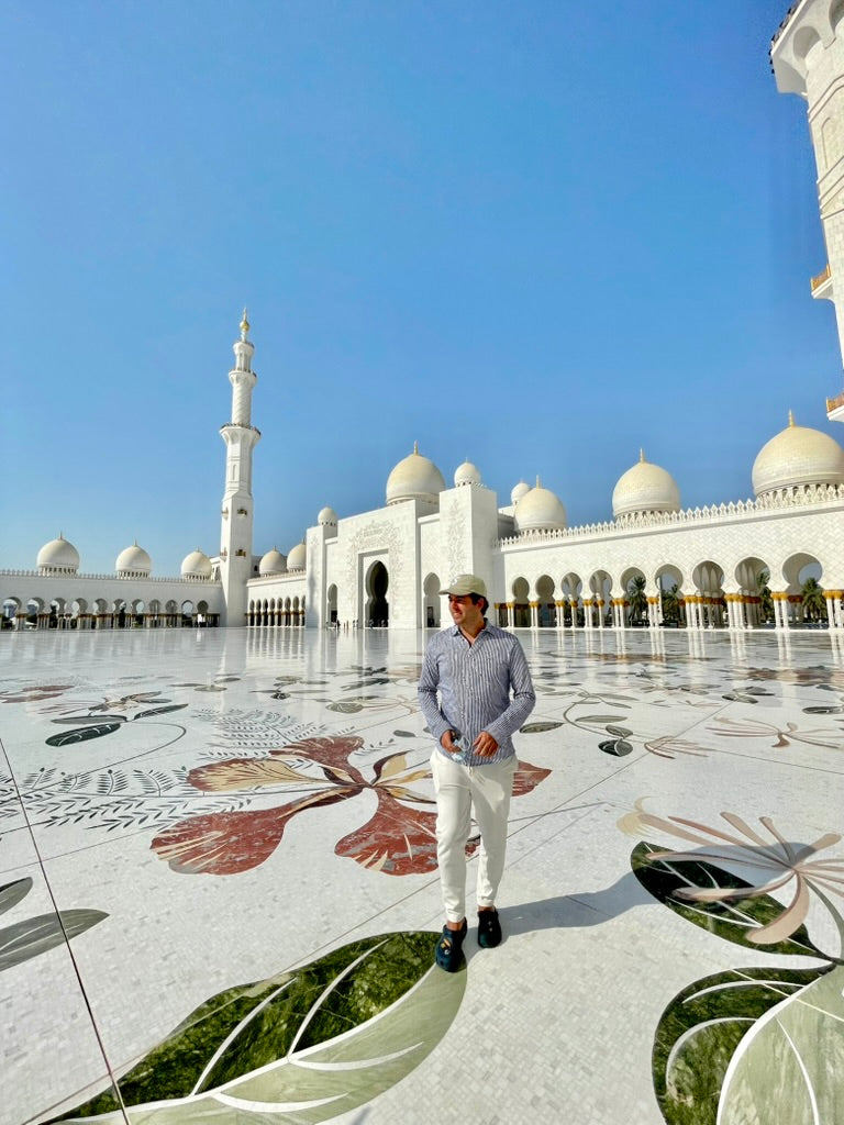 Luigi, Delunes grundlægger, ved Sheikh Zayed-moskeen i Abu Dhabi
