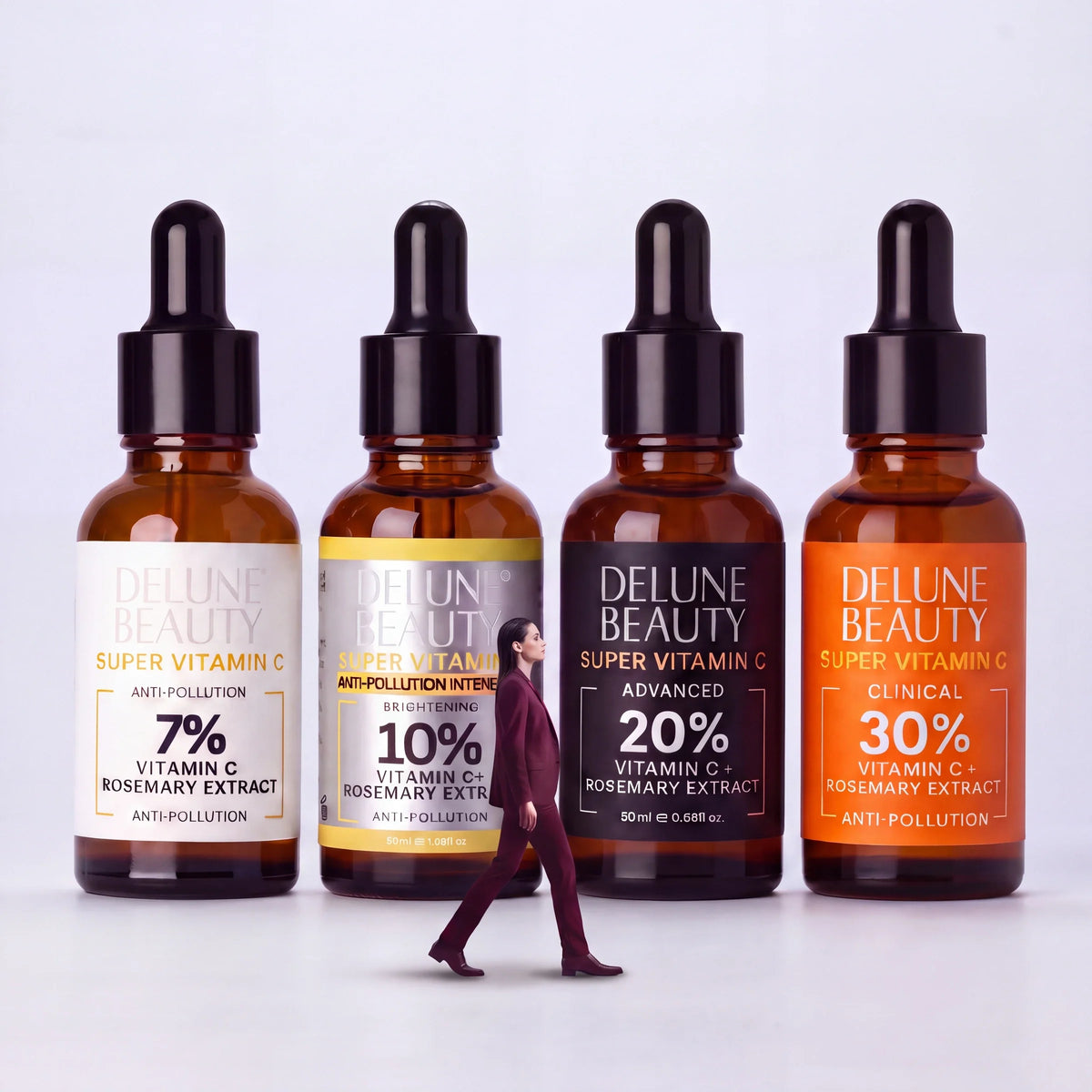 Gennemsigtighed: en kvinde går forbi kæmpe flasker Delune Super Vitamin C i styrkerne 7 %, 10 %, 20 % og 30 %
